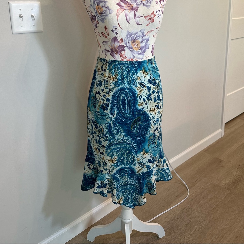 Y2K blue and white paisley print skirt with a flare bottom and elastic waist.